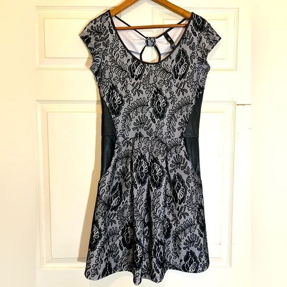 Jessica Simpson Dresses & Skirts - Jessica Simpson, lace overlay, mini dress, pockets, size S, excellent condition